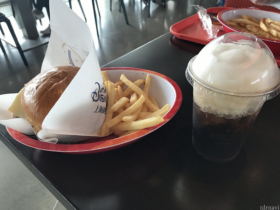 チーズバーガーとポテト、フローズンで 100元