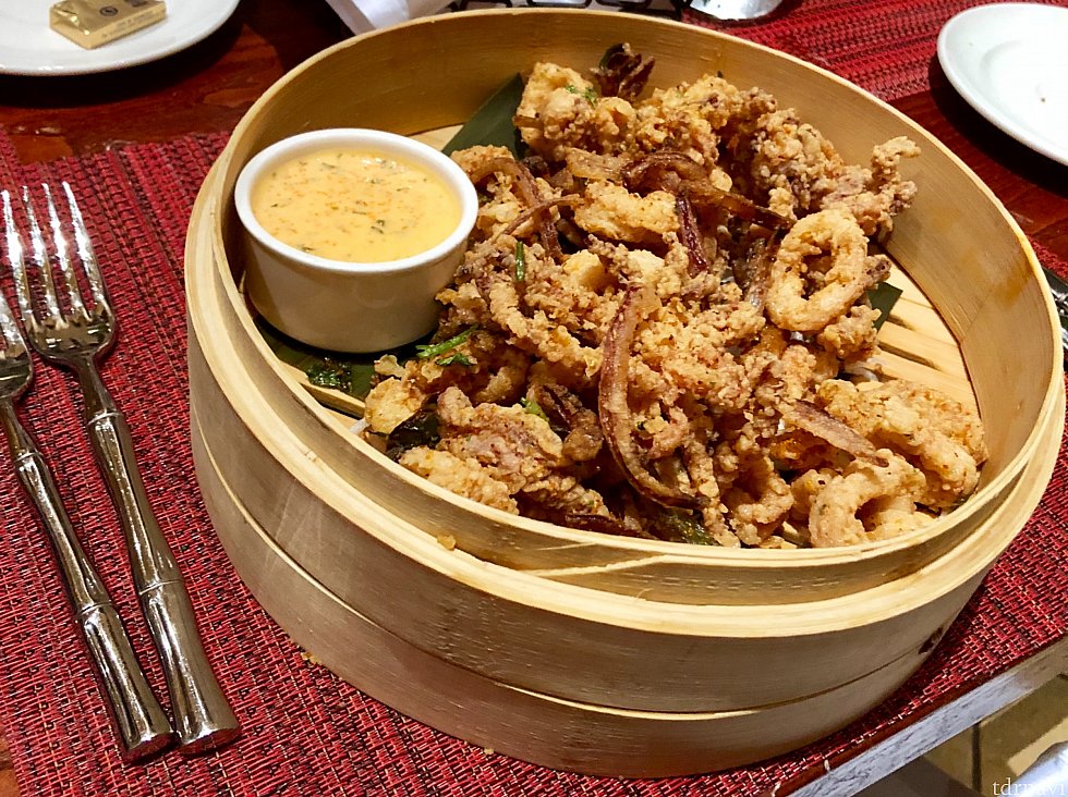 salt&pepper Calamariはイカゲソの唐揚げですね。アメリカのレストランに良く登場しますが、これまた物凄い量が出てきて、見ただけでお腹いっぱいに。味はちょっと塩辛すぎました。