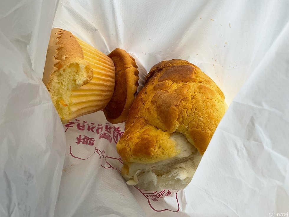 左からスポンジケーキ、ココナッツタルト、パイナップルパン(計12.5香港ドル)。この中ではスポンジケーキがオススメ。ちなみに店の名物はあんこ入りパイナップルパンとエッグタルトだったらしい