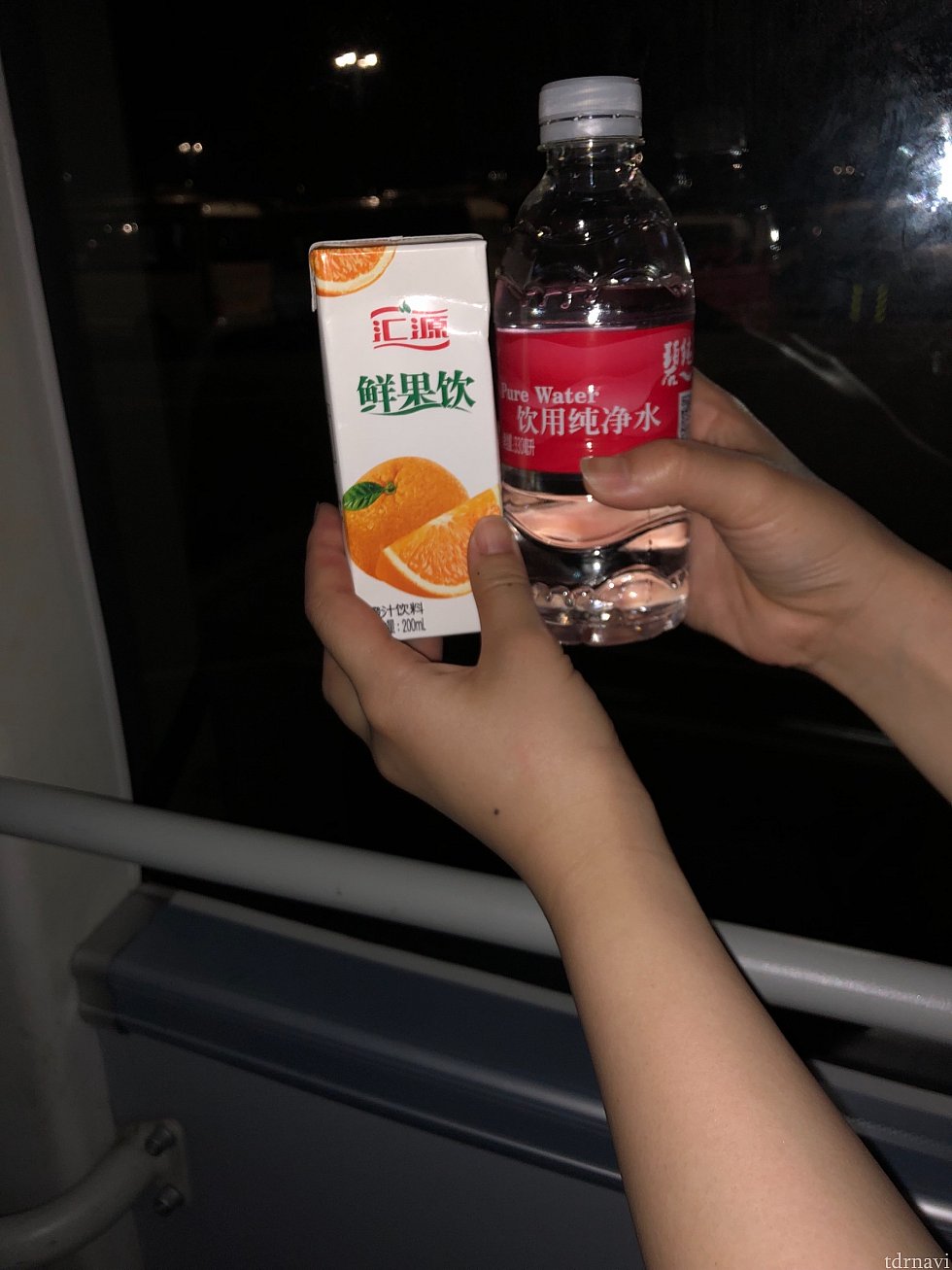 帰りのバスでくれるジュースと水