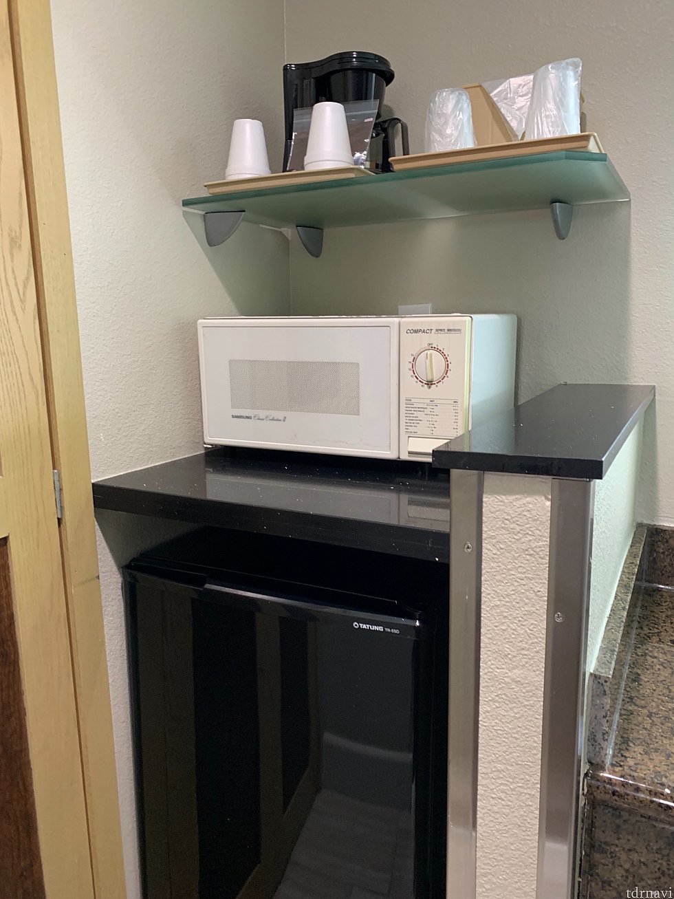 コップも多めの用意してあります。コーヒーメーカーはフィルターを入れる部分を外せばケトルとして使用できます。コーヒー臭さゼロでした。