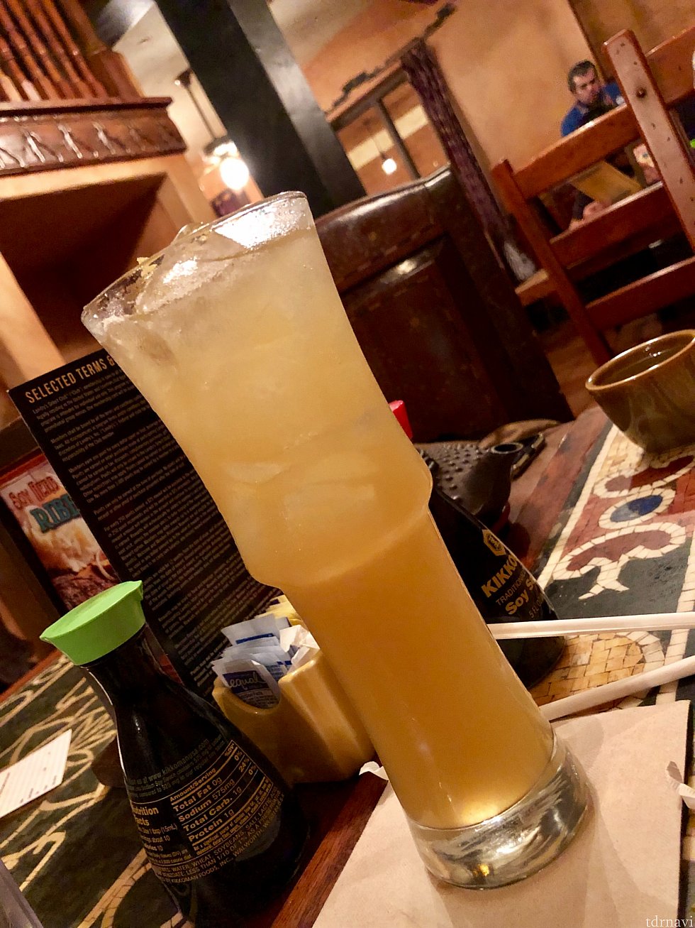 カクテルもサーバーさんオススメのものに。値段の割にお酒はちょっと弱かったかなぁ。マルガリータだったと思います。
