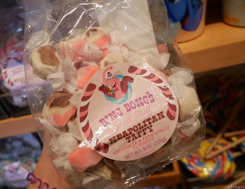 ナポリタンってあるけれど、多分ナポリタンアイスクリーム味的なものだと思われます!ストロベリー、クリーム、チョコのミックス味かと♪