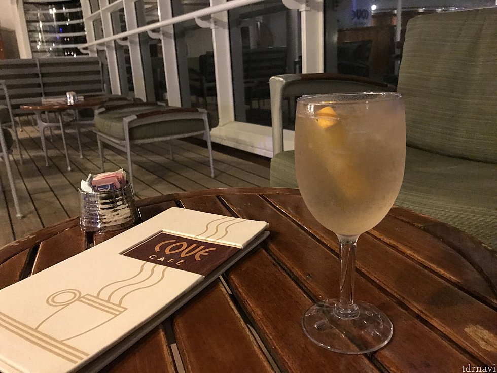 デッキ11にある、cove cafe。夜の海を見ながら寝る前の一杯。