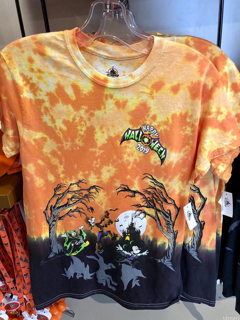 こちらは楽しい感じのデザインのTシャツ。ミッキー達の影に注目。$34.99