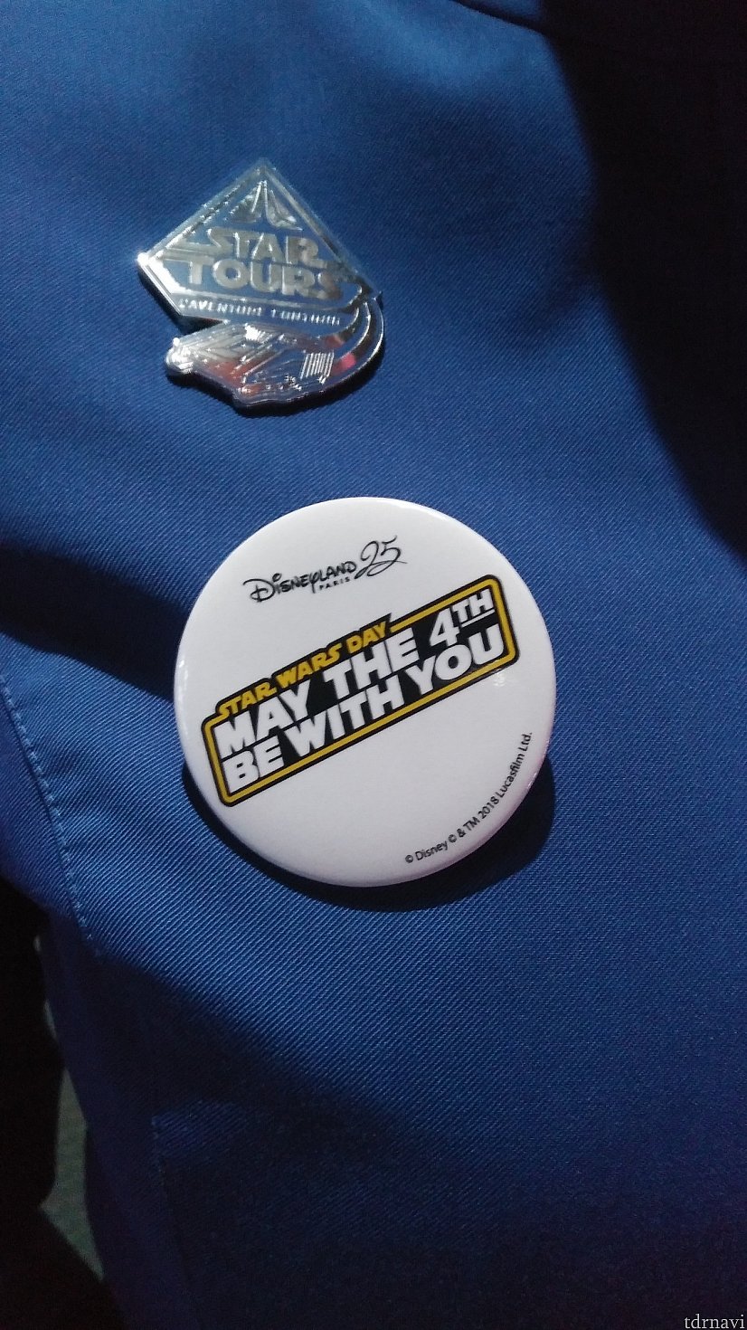 5月4日はスターウォーズの日だったので、キャストさんはバッチをつけていました。