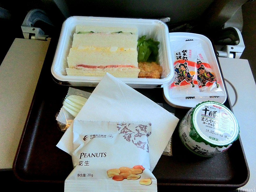 行きの機内食。きびだんごに岡山らしさを感じます