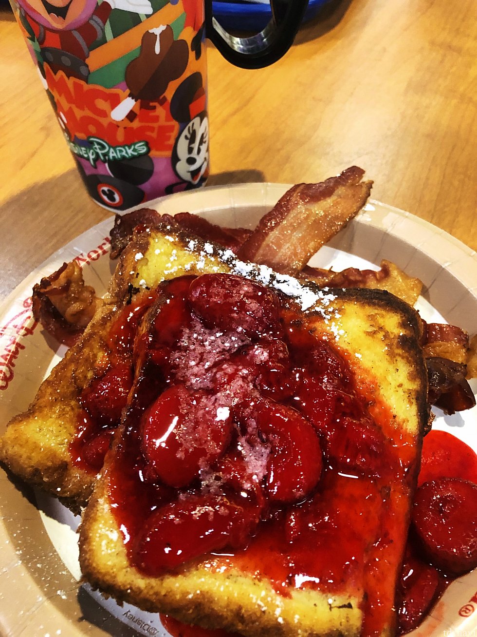 朝ごはんのストロベリーフレンチトースト。
ダイナミックですが味はおいしい!