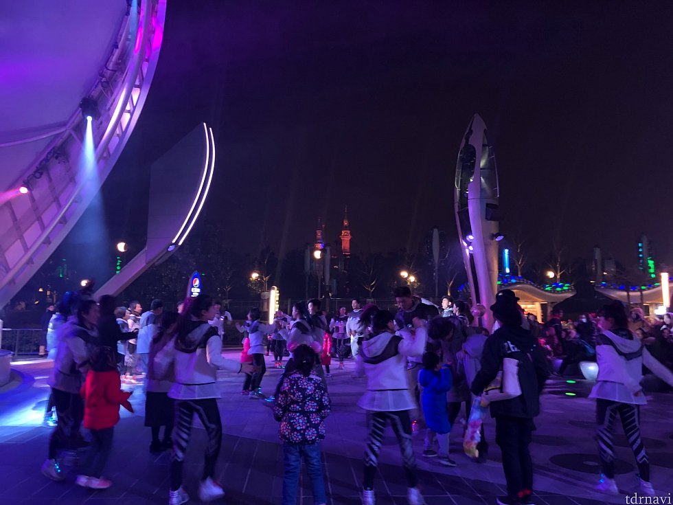 途中から盆踊り風になったりもします。