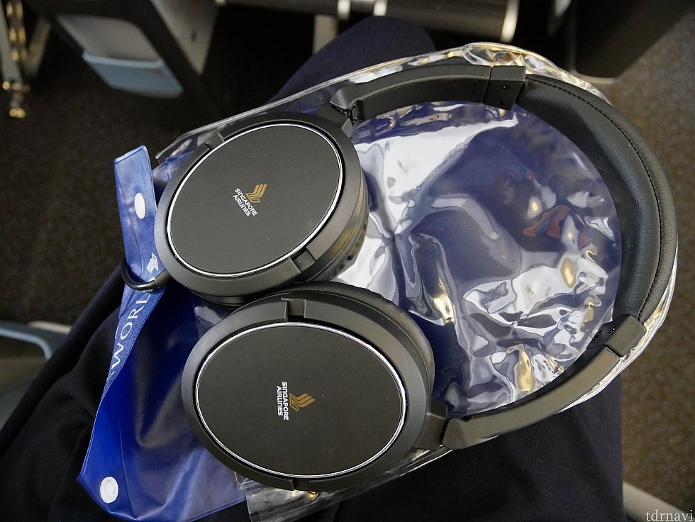 【プレミアムエコノミー】
イヤホンではなく、ヘッドホンです🎧