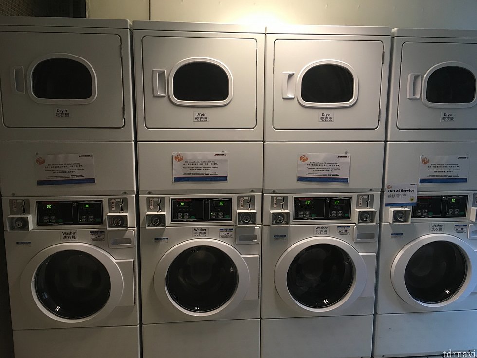 ランドリー。上が乾燥機、下が洗濯機です。そして奥に…、