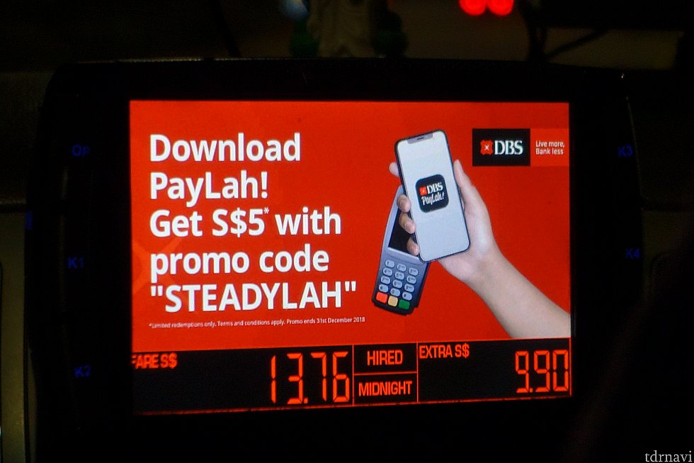 後部座席にパネルがあり、メーターと連動して料金が表示されていました。