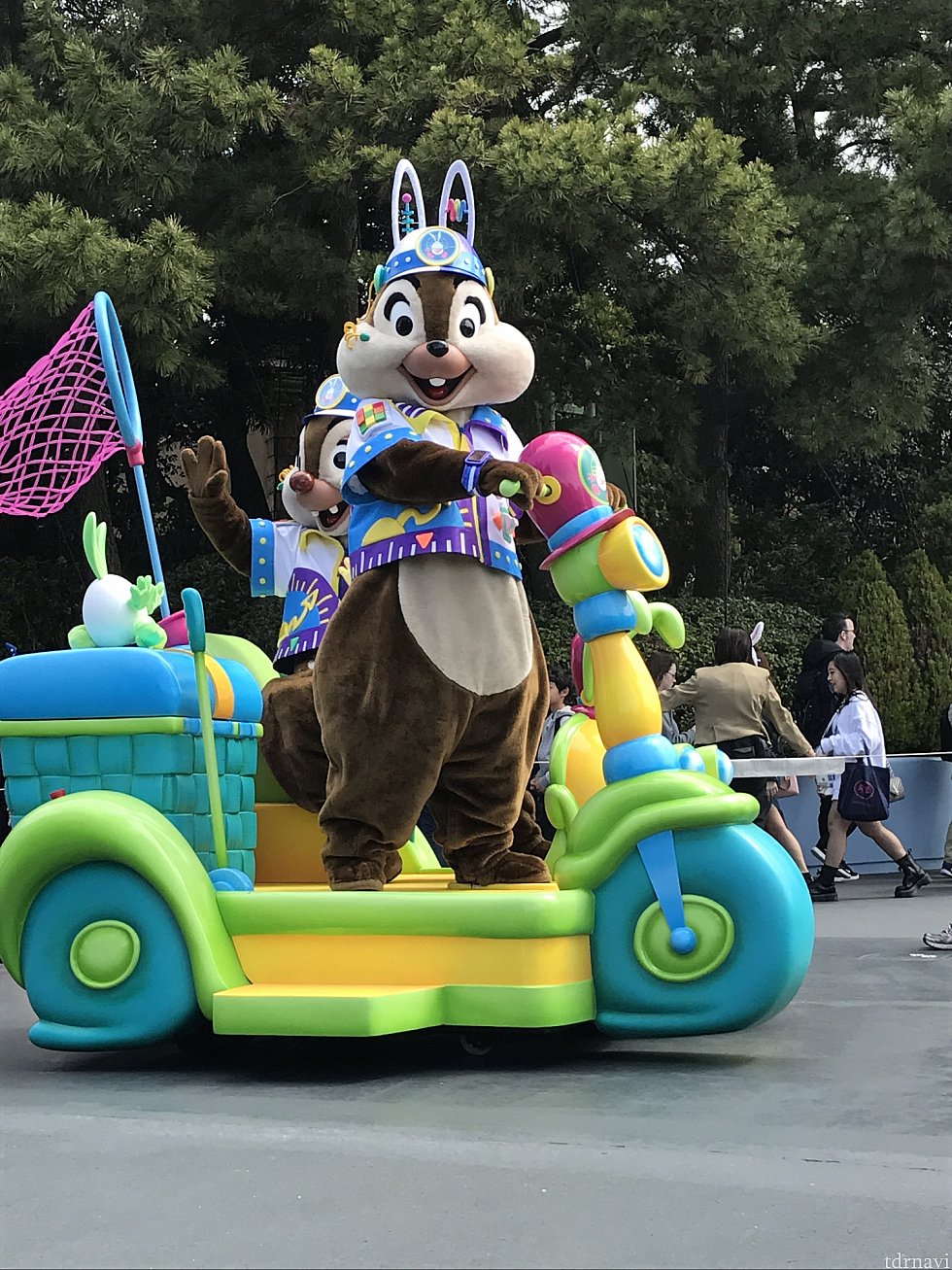 カートの運転はチップが、デールは座ってます。