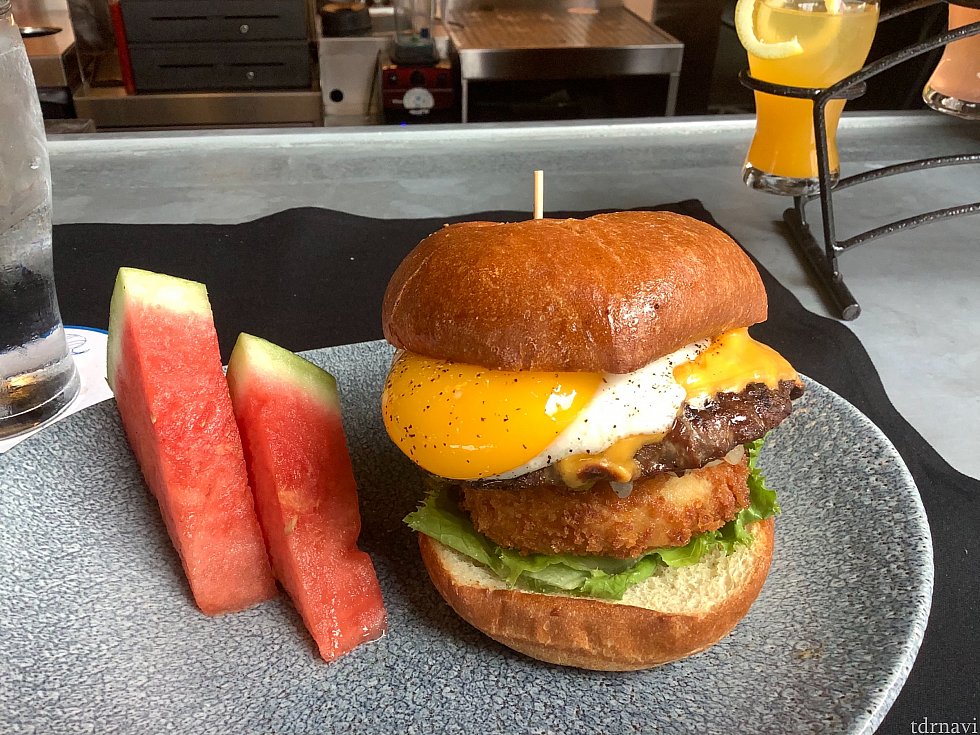 ブランチバーガー 22ドル(約2420円)
目玉焼きが食欲をそそります!ハンバーガー、パプリカ、コロッケ、レタスが挟まったボリューム満点バーガー!
フルーツはスイカでした。季節で変わるのかな?