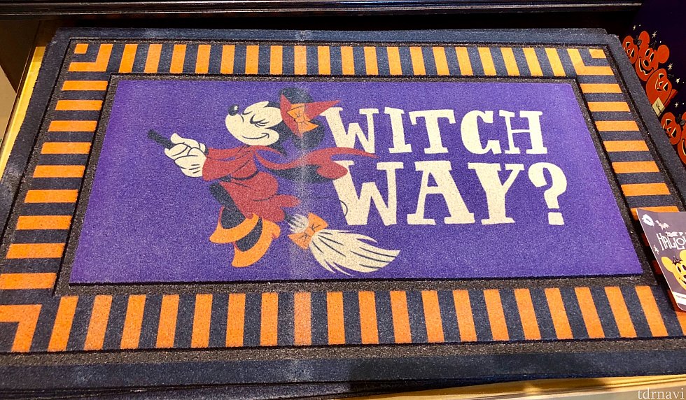玄関マット。whichと witchを掛けているんですね。$34.99