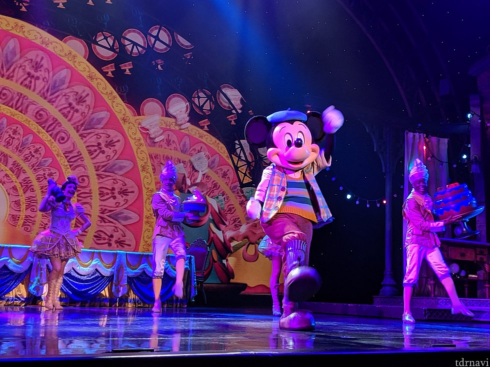 歌って踊ります。
