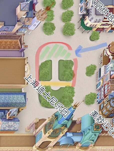 赤いラインの外が鑑賞エリア、緑のエリアと黄色のエリアが舞台。青い矢印がキャラ出入り口
