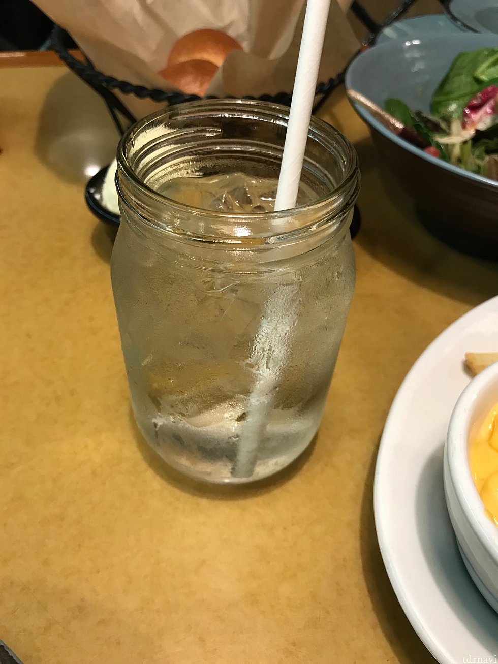 ドリンクはジャーで出てきます😆ストロー見切れてますが、紙ストローでした🙄
