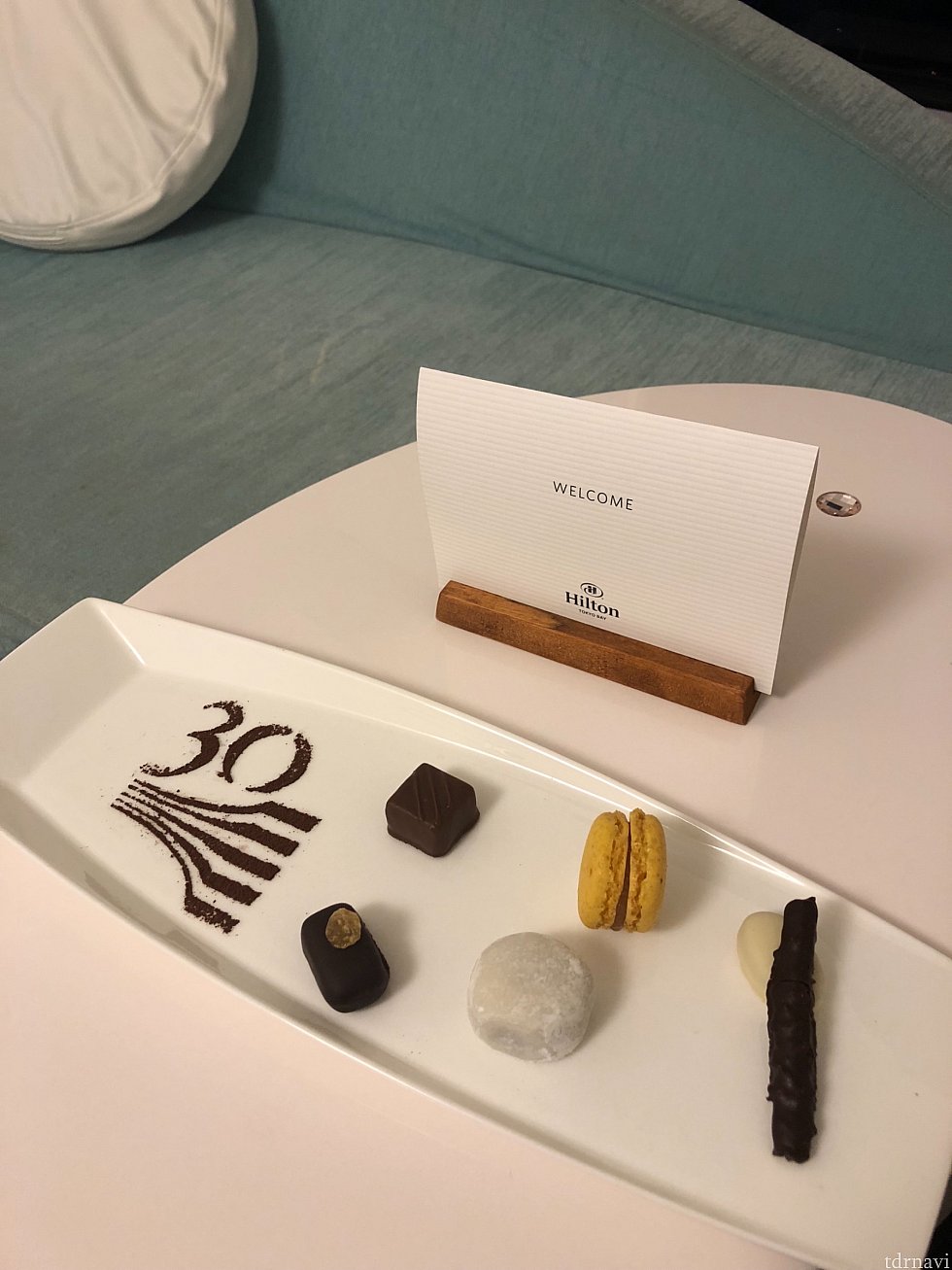 部屋にチョコレートとマカロンのプレートが用意されてました♪