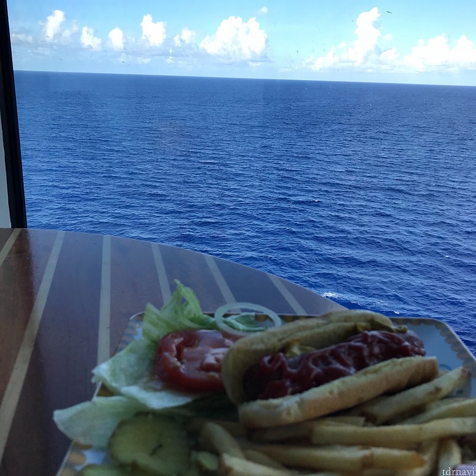 デッキ11から海を眺めつつゆっくり食事ができます。