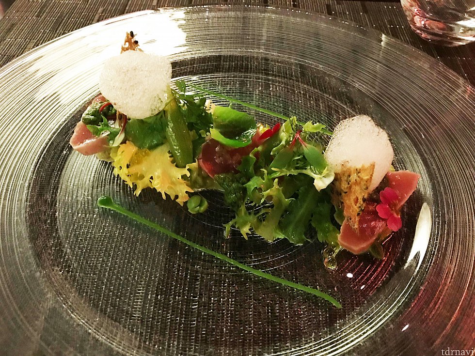 コース「グレイシャスブルーム」
藁で燻した鰹のマリネ
菜の花のジェノヴェーゼと土佐酢のフォーム