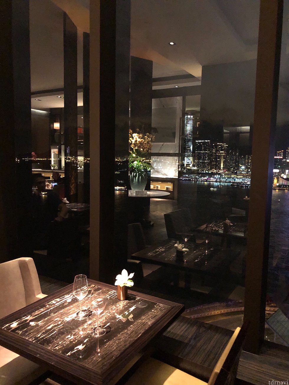 ラウンジからも客室からも九龍島の夜景が一望できます。