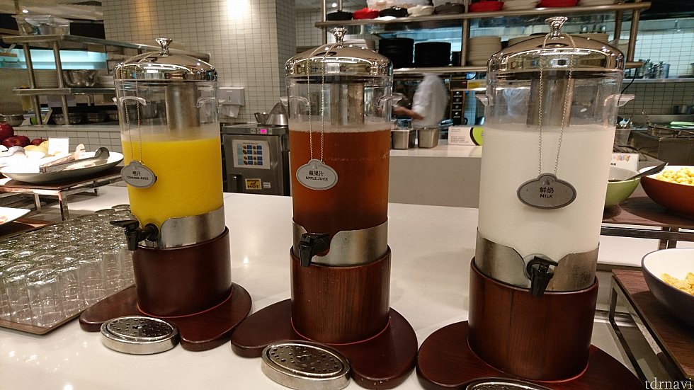 飲み物はオレンジ、りんご、牛乳です。