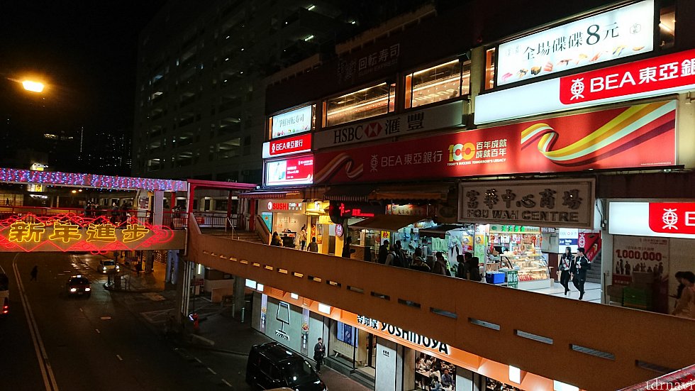 駅からバス停までの行き方
B出口を出て右に曲がると左側にショッピングモールががあります。こちらと逆に進みます。
ホテルに行く前こちらのショッピングモールをうろうろしました