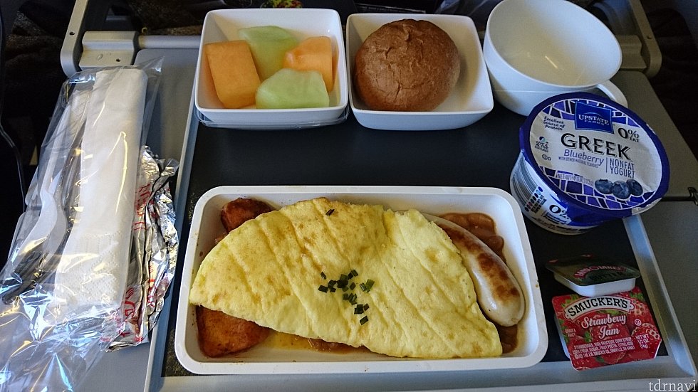 ロサンゼルス→成田
1回目機内食
チベットオムレツ、フライドチキンソーセージ、ケージンローストポテト