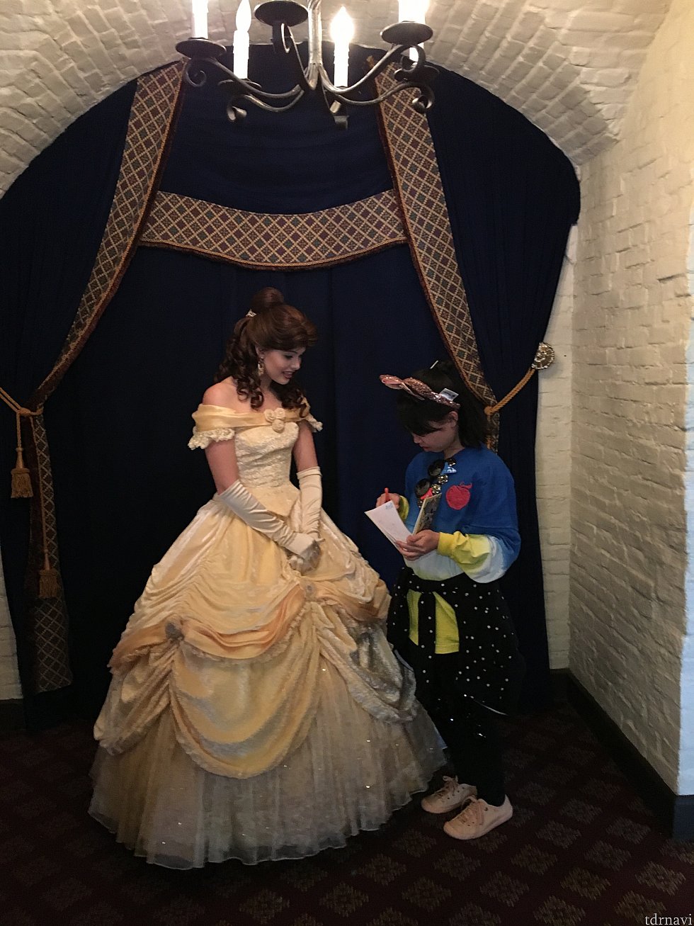 入口ではベルと写真が撮れます、あとのプリンセスはテーブルに回ってきてくれますよ。