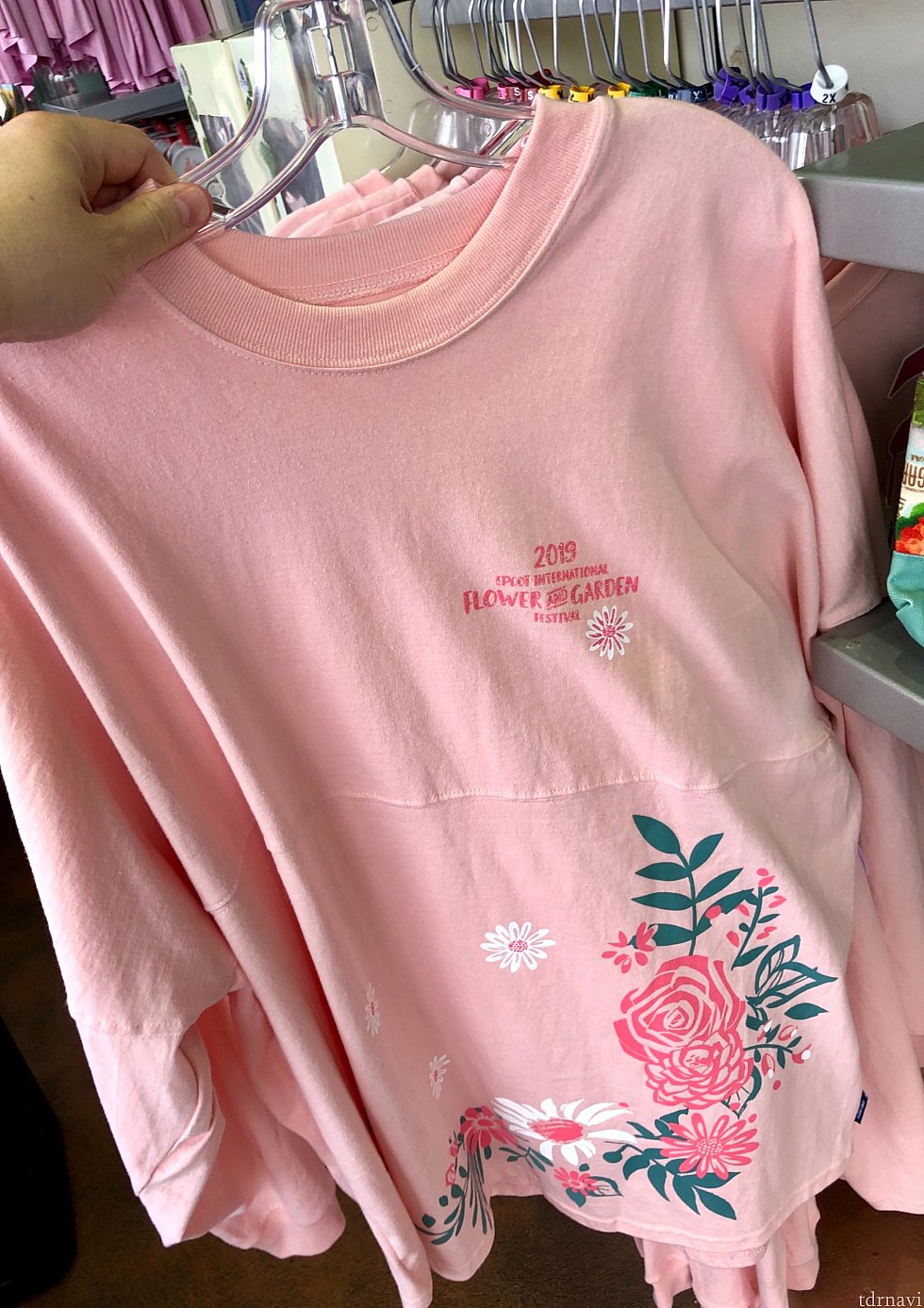 フラワー柄のシャツは$64.99。