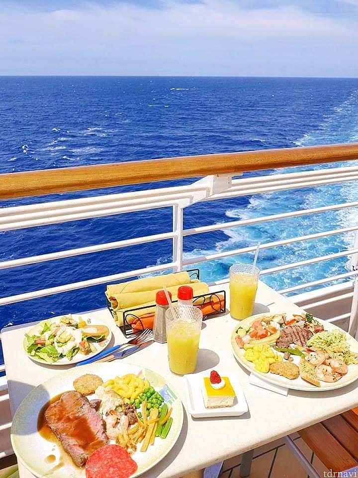真っ青な海と食事♪