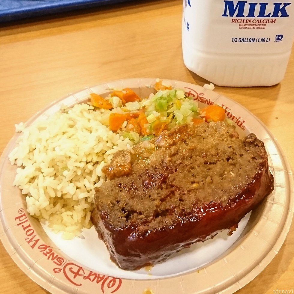 ミートローフの付け合わせはライスとチョップドサラダ。
ミートローフには甘めのバーベキューソース。インディカ米のスチームライスはエスニック系の香り付き。これは苦手な人が多そう。
サラダの正式名が分かりませんでしたが、指差しオーダー。酸味がとても強くてビックリ!