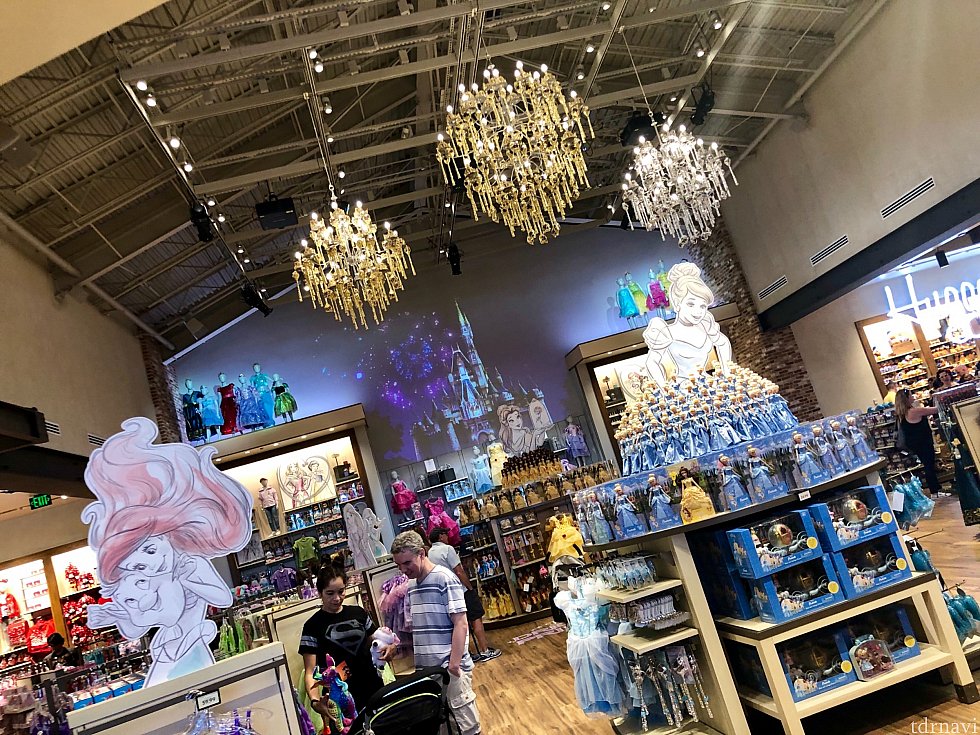 テーマ性が薄れてレンガ作りのインテリアになった分、店内の何箇所かにディズニーマジックが。大きなスクリーンとなった壁には、シンデレラ城とプリンセス達の映像が。