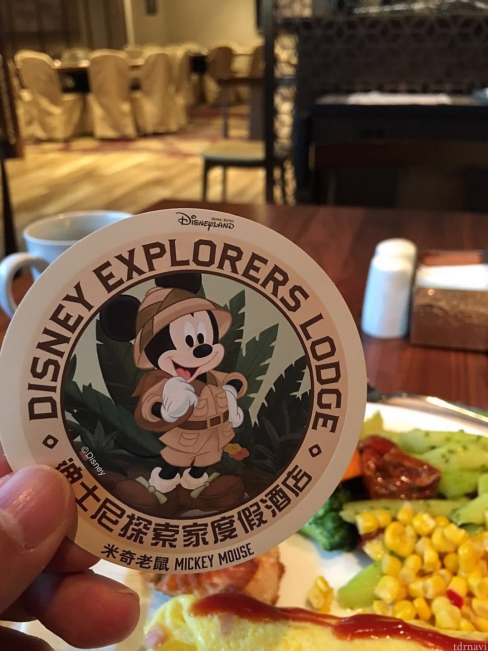 食事中にフロアマネージャーからステッカーをもらいました!
