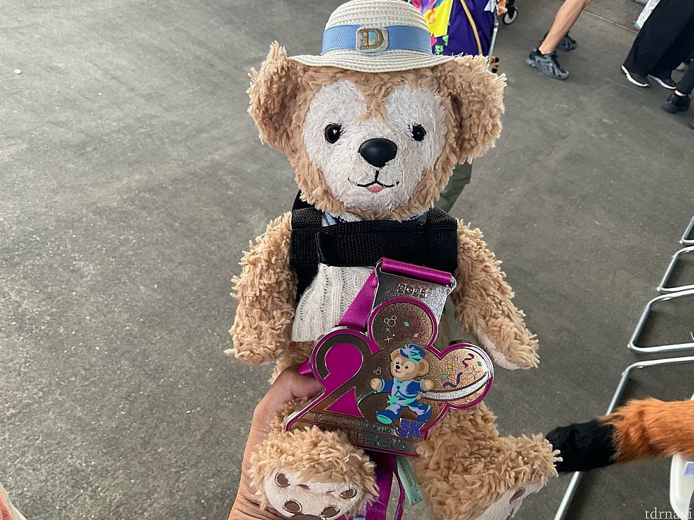 メダルとともに、一緒に走ったダッフィー。運動経験ゼロでも香港の3kmならいけるかと。3km歩ける体力はつけときましょう！