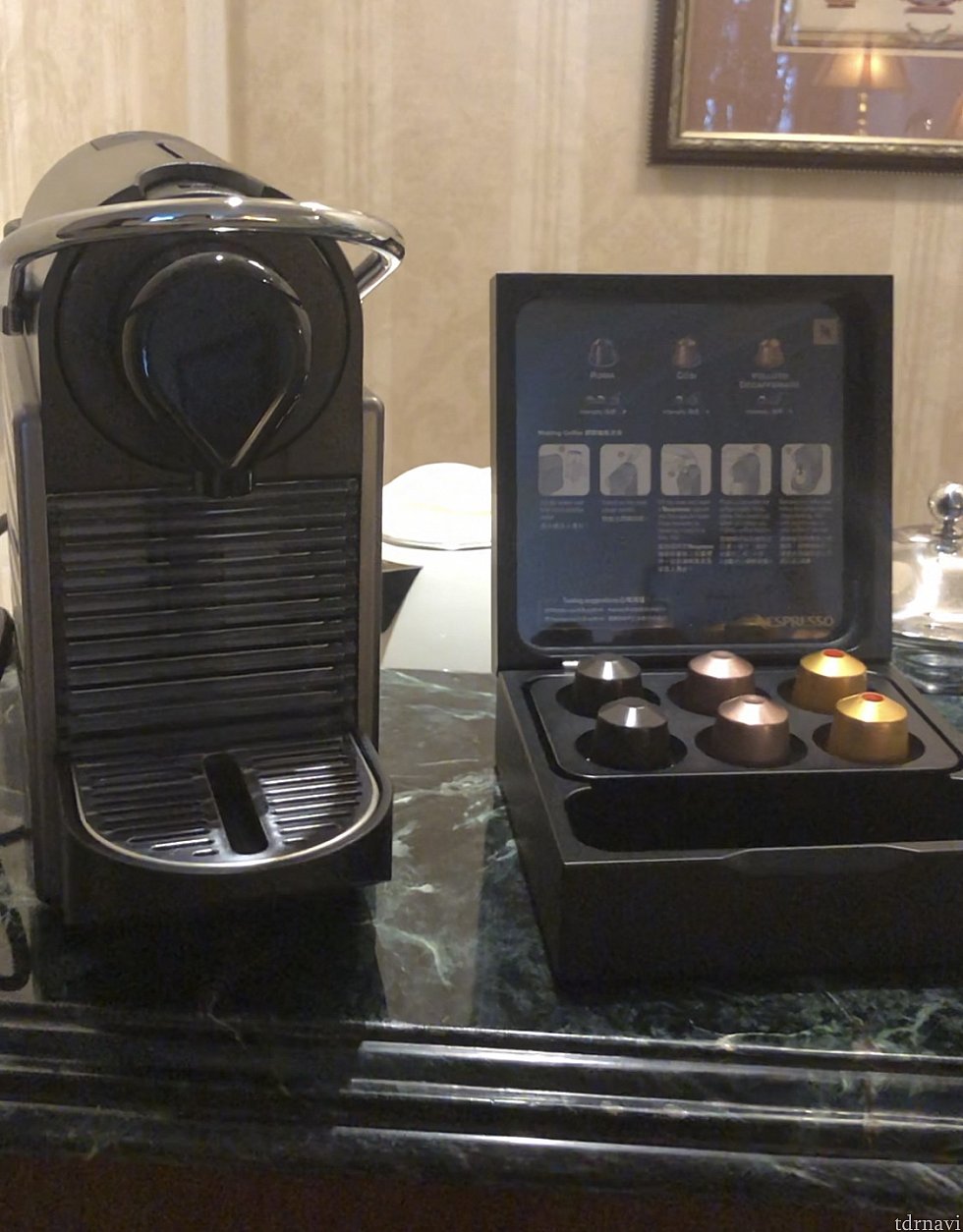カウンターの上には立派なコーヒーメーカー。あと1リットルの水が2本ありました。