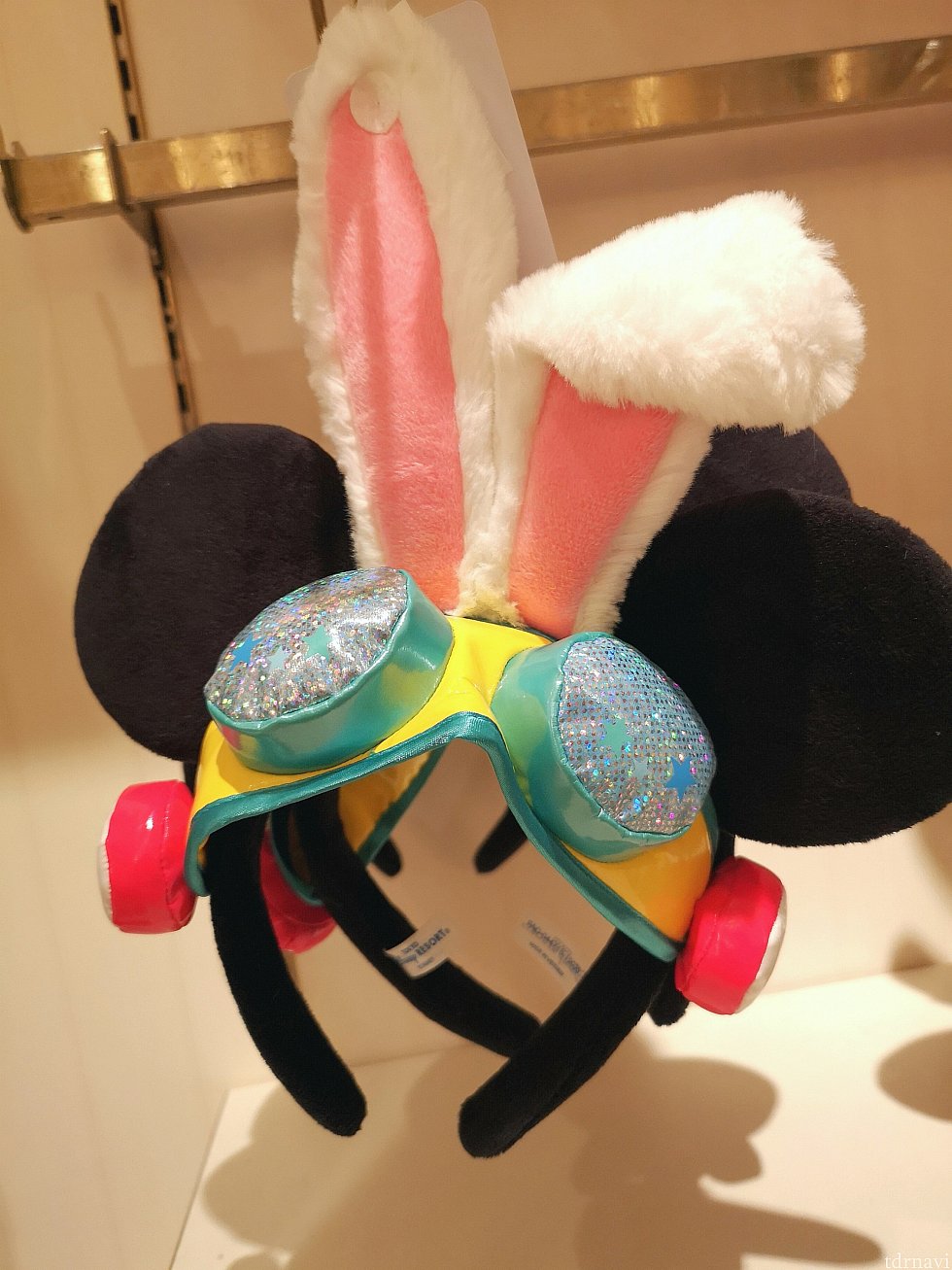 ミニーちゃんとおそろいになれる!カチューシャ、1,800円。