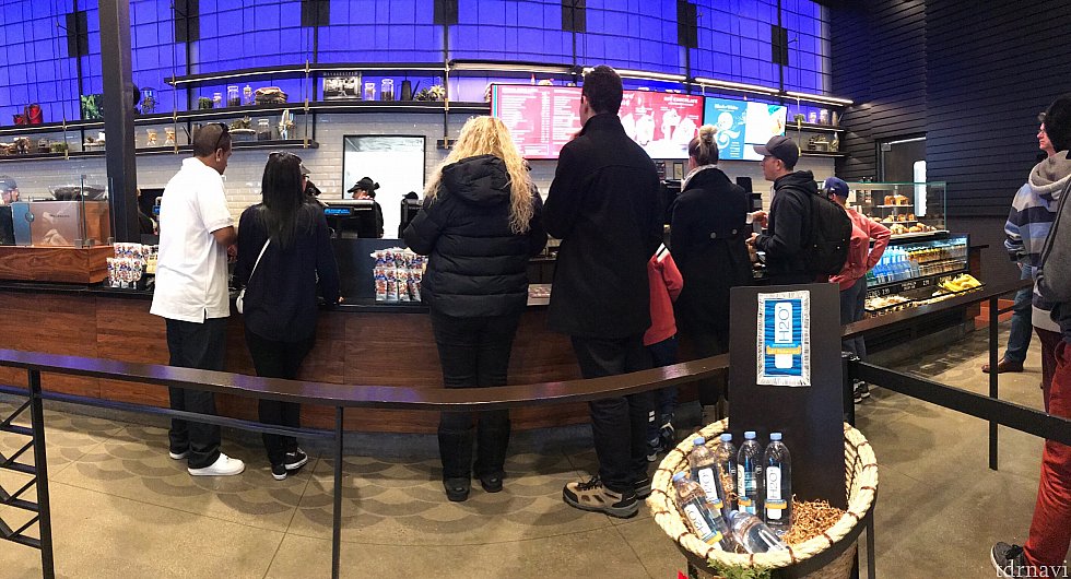 アッパーロットのスターバックス、店内の様子