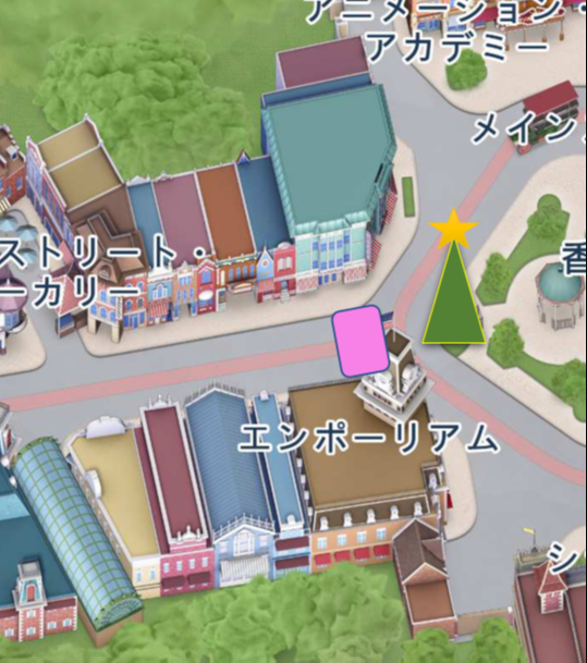 ピンクの所のみ座り見です。動画を撮りながら見ている人が多かったです。その他の所はショー出演者の出入り口となる通路以外全て立ち見です。