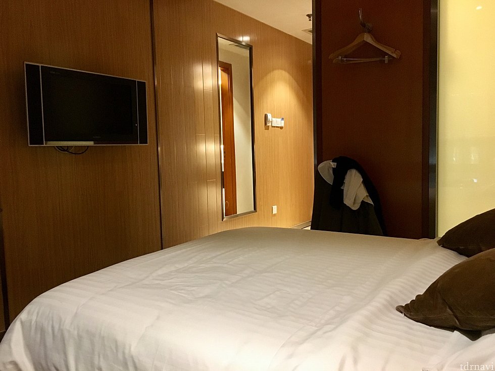 泊まった部屋の入口方面。ハンガーは6つほど。うち半分はボトム用。
