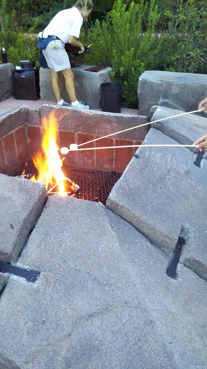 炎の中にオン!
割とすぐ香ばしく焼けてくるので焦がさないように気を付けて。
炎が燃え移って慌てて消して、真っ黒こげ!となったりするのでみんなで笑えます。