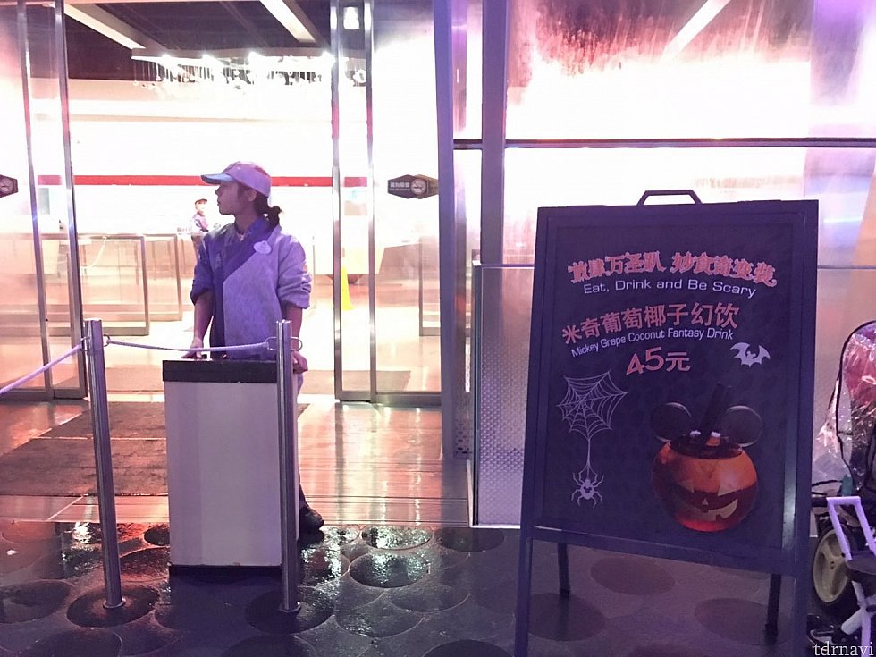 雨ですが入口でキャストさんがゲストの案内をしていました。