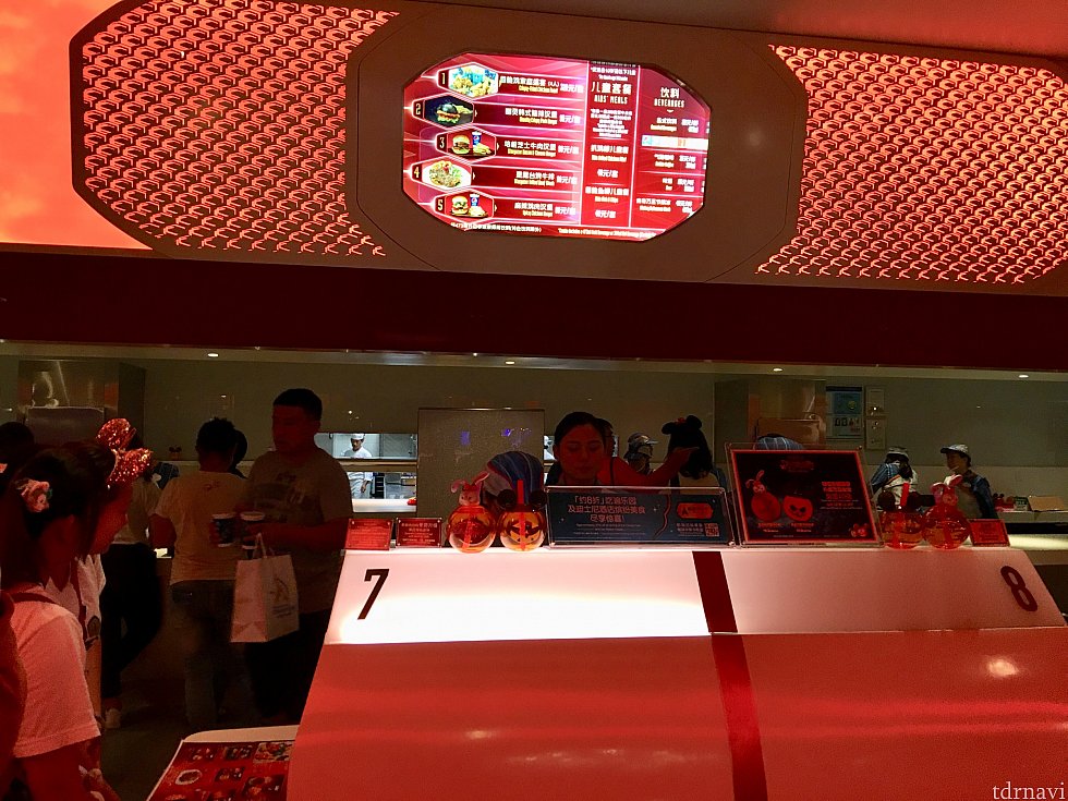 スターゲイザー・グリルは先にお会計をしてから料理を受取ります。