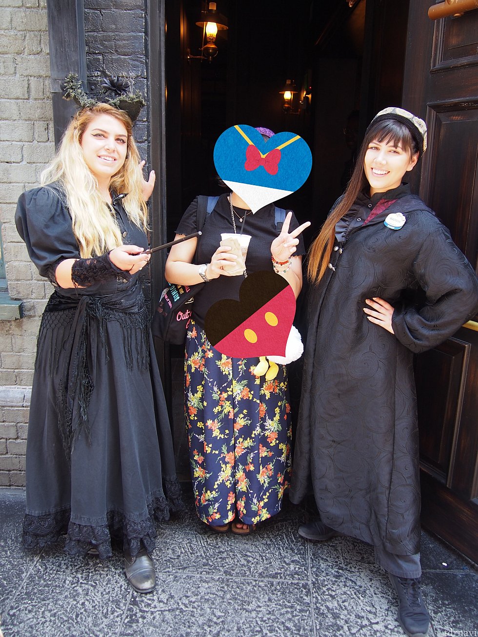 ダイアゴン横丁のキャストの魔女さんたち。みんなきれいです。
男の人も気さくです。