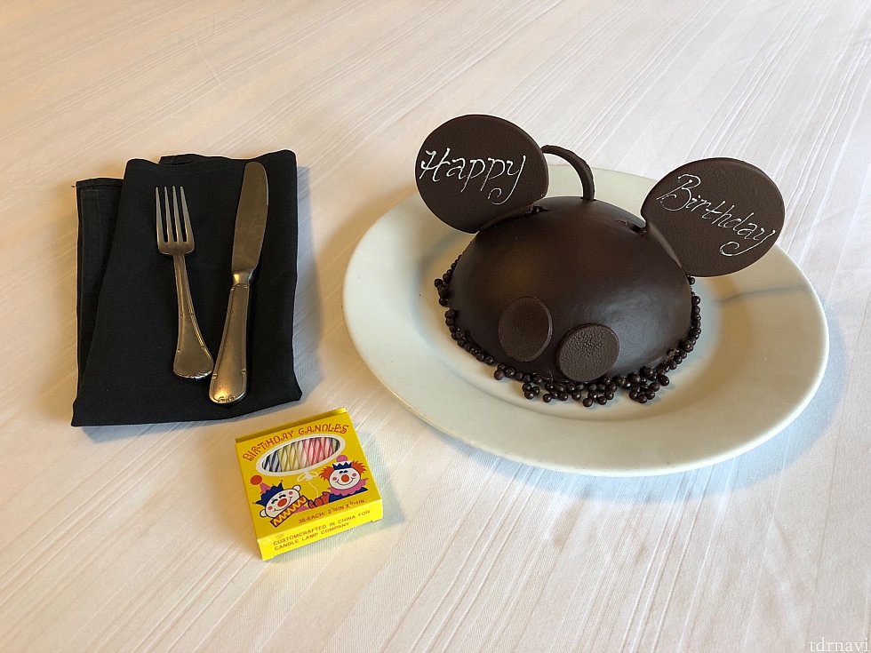 コンシェルジュの方からオケージョンを聞かれたのでぽろっと誕生日なんだよね〜と伝えると後日このケーキとロウソクが部屋に!さすがディズニー!!アメリカンなお菓子が苦手な私ですがこちらは甘すぎずとても美味しかったです✨ここのホテルのシェフが今朝作ったフレッシュなものよと仰ってました。すごい🥳