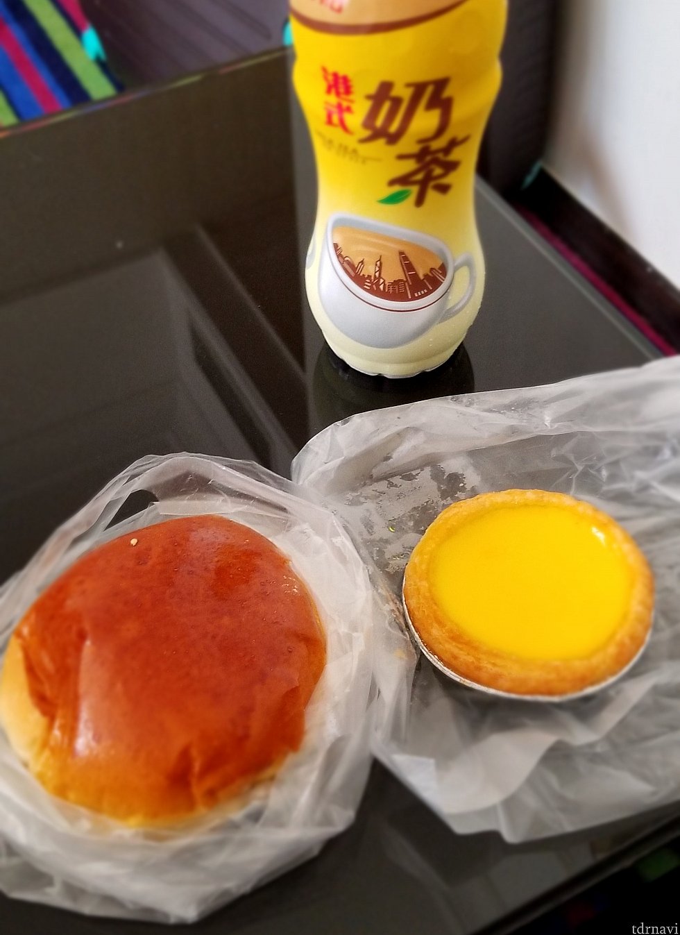 (ミルクティーはセブンで購入)チャーシュー入りパンとエッグタルトで計150円ほど。激ウマです🤤エッグタルトだけで3個くらいいけそうです