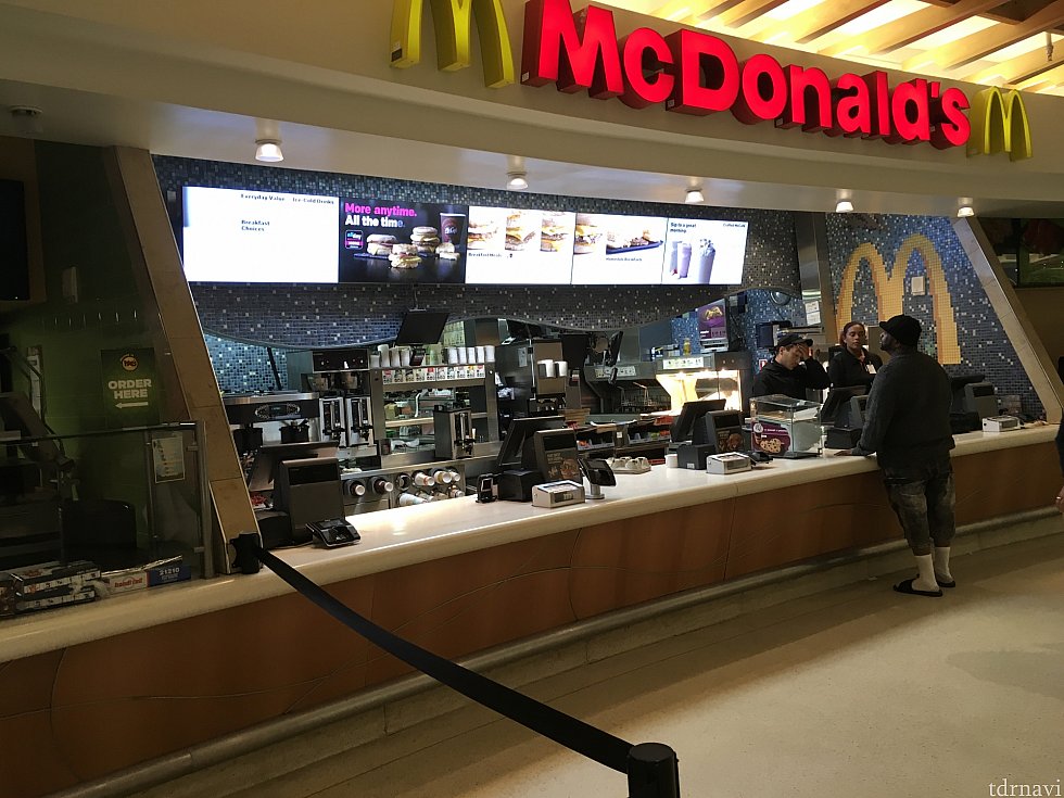 マクドナルドは空港関係者の人が結構買いにきていました