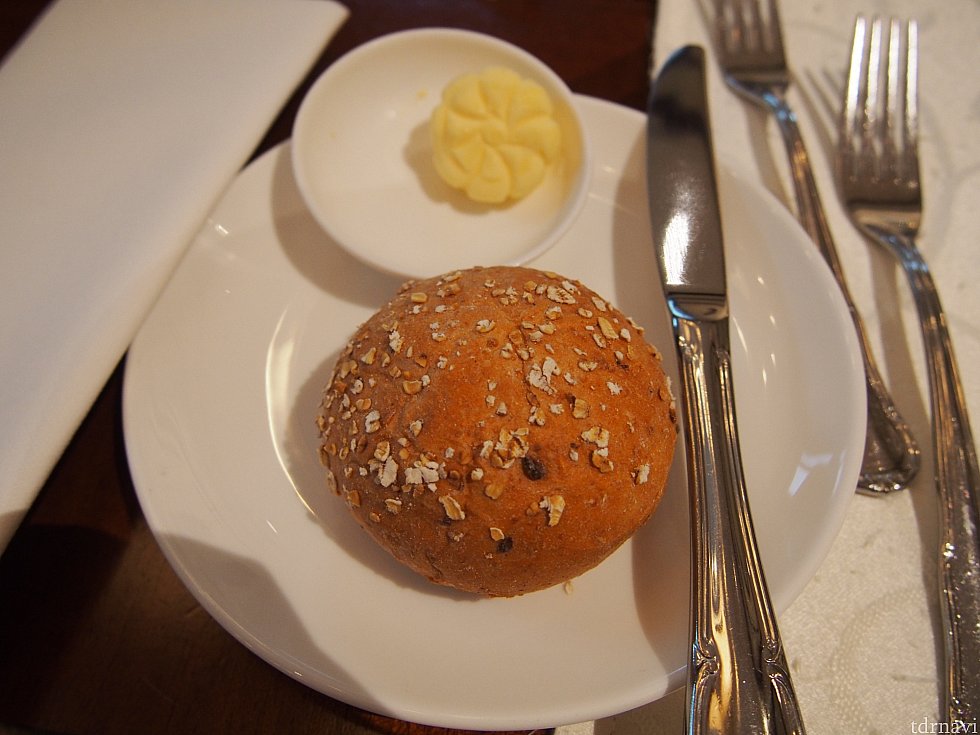 パン!バター付です。ハンバーガーにこれって、パンばっかり!というのは、飲み込みます。