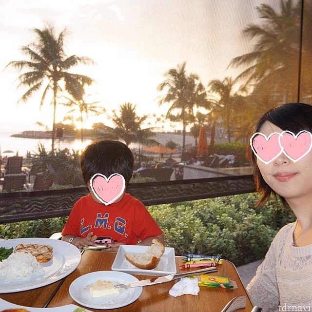 素敵な夕焼けですが、子供はiPhoneに夢中です。※アメリカ人含め、周りの子供みんなそうだったけど。